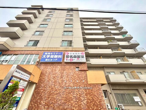 高層マンションの外観バルコニー付きの住戸が見える