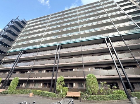 複数階の大きな集合住宅の外観です