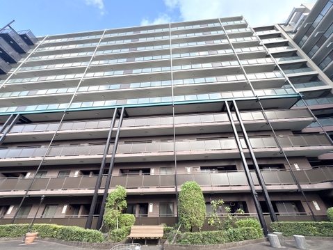 多階建てのマンション外観、バルコニーが見える