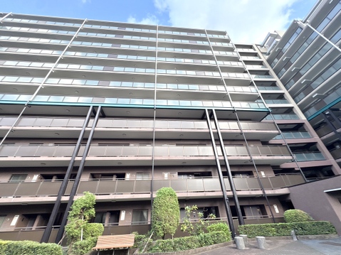 複数階建ての集合住宅の外観写真です