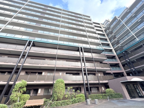 複数階建ての集合住宅の外観です