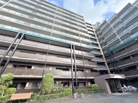 高層マンションの外観複数棟が連結した構造