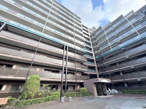 大規模マンションの外観、複数棟で構成されています