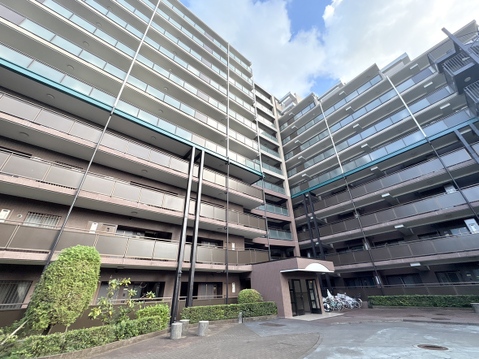 複数階建ての集合住宅の外観写真です