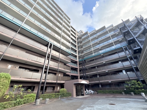 複数階の建物が並ぶ住宅または商業施設の外観です