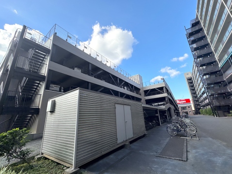 周辺に高層ビルが立ち並ぶ立地のマンション外観です