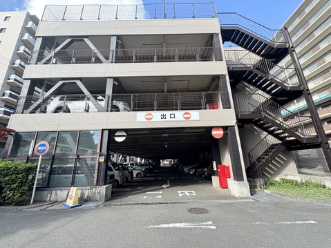 建物地下にある入口付近の駐車スペース