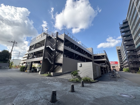 多層階の立体駐車場がある建物の外観