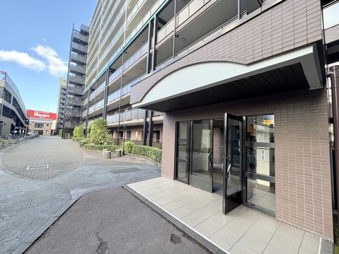 マンションのエントランス付近と周辺の建物