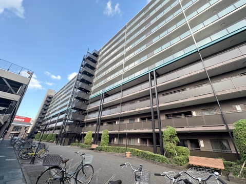 自転車置き場がある高層マンションの外観写真
