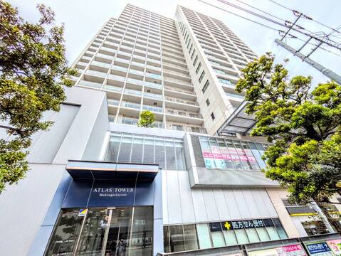 高層マンションの外観、周囲に緑がある立地です