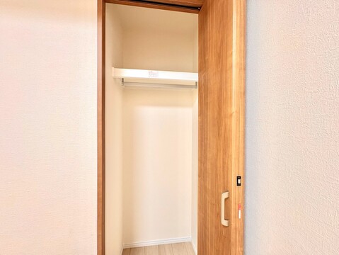シンプルな引き戸の収納スペース