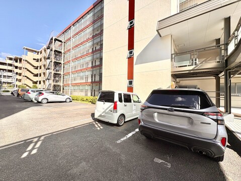 建物横の屋外駐車スペースの様子