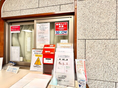 郵便受けや案内表示のある建物入口付近の様子