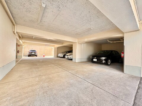 建物の屋内駐車スペース、複数台駐車可能な構造です