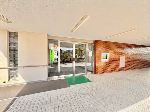 マンションのエントランス部分の外観と入口の様子