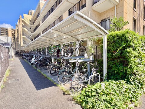 集合住宅の屋外自転車置き場と歩道の様子