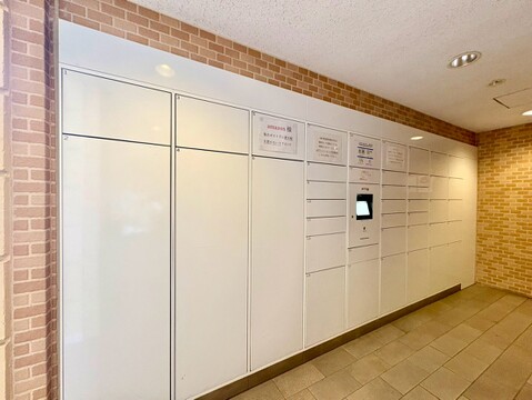集合郵便受けが設置されたマンション共用部の壁