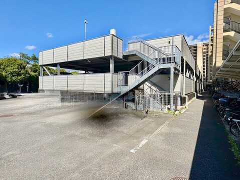 屋外の階段と駐車スペースがある建物の外観