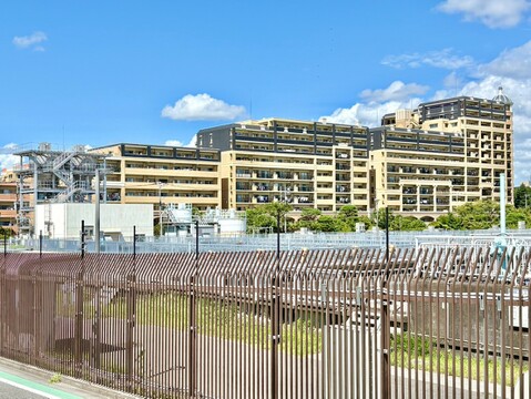 広い学校敷地と住宅街が見える外観写真