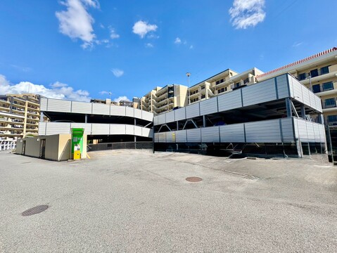 集合住宅の敷地内駐車場の様子です