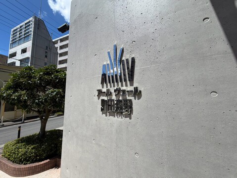 マンションの外壁にある建物名のサイン