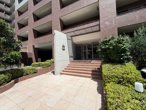 建物入り口付近の外観と周囲の植栽