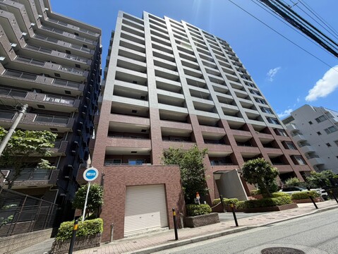 都市部にある高層マンションの外観です