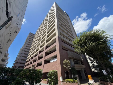 高層のマンション外観、周辺は都市環境で整備されています