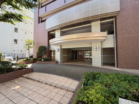 建物のエントランス周辺と歩道の様子