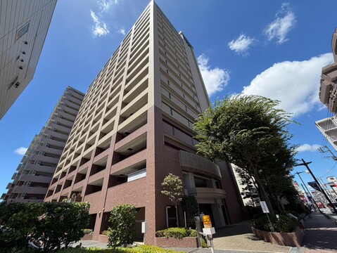 高層マンションの外観、周辺に木々がある環境です