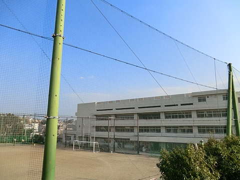 横浜市立平戸中学校　距離約950m
