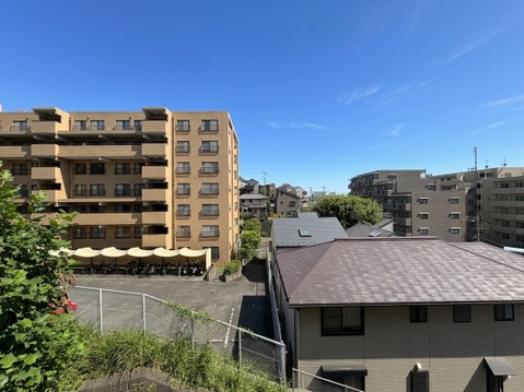 周辺の建物と緑を望む住宅地の眺望です