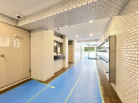 建物のエントランスロビーの内観、明るい空間です
