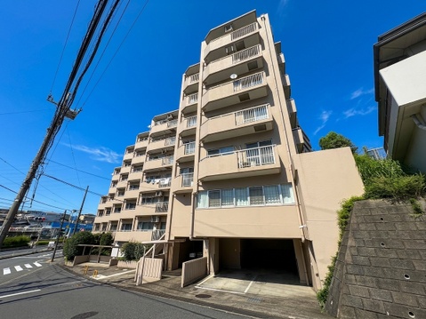 複数階建ての集合住宅の外観、周辺は住宅街です