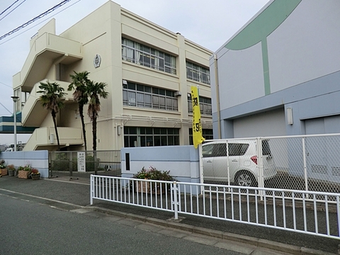 横浜市立中川中学校　距離約950m