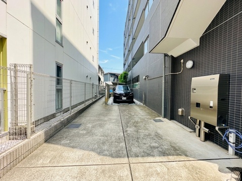 建物間の駐車スペースと通路の様子