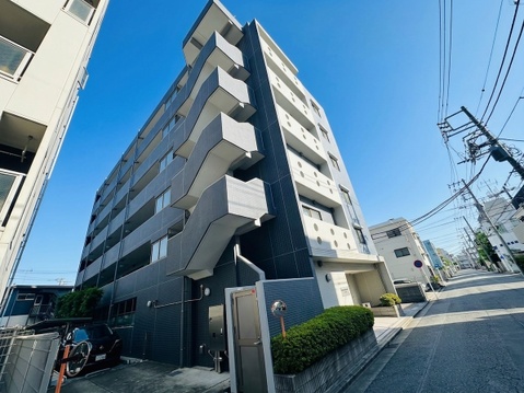 複数階建てのマンション外観、周囲は住宅街です