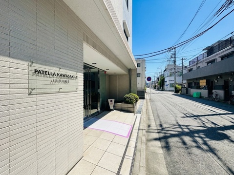 住宅街の建物入口と周辺道路の様子