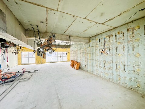 工事中のリノベーション室内、配管や壁下地が見える状態