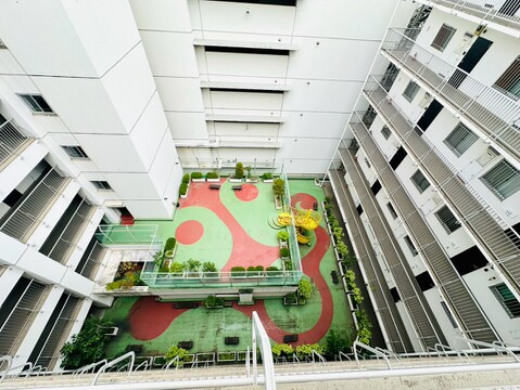 マンション中庭の緑豊かな共用スペースの眺望