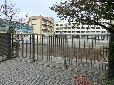 横浜市立鶴見小学校　距離約600m