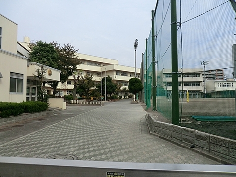 横浜市立鶴見中学校　距離約550m