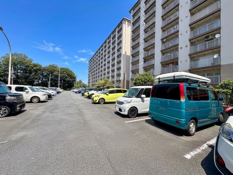 建物前に複数の駐車スペースがある集合住宅の駐車場です