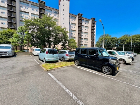 建物外壁と共用通路の様子を写した写真です