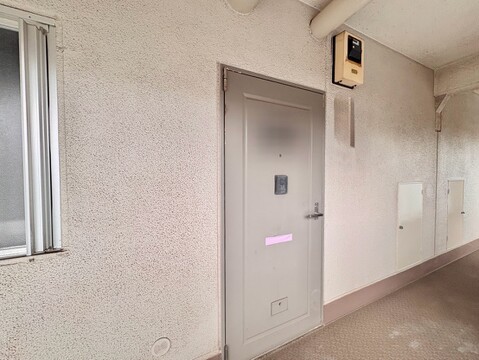 天井照明のある広いエントランススペース