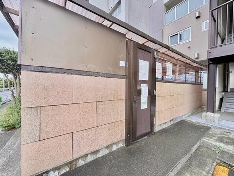 屋外に設置された電気メーターの様子です