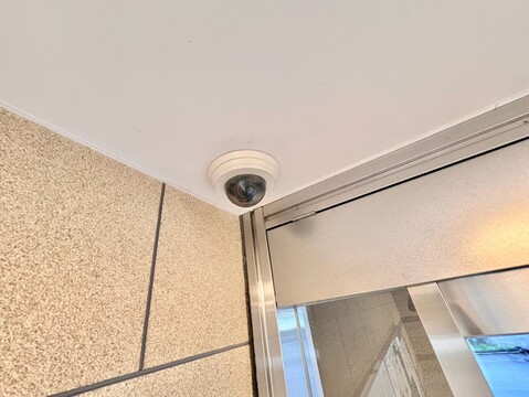 建物の入口近くに設置された防犯カメラの様子