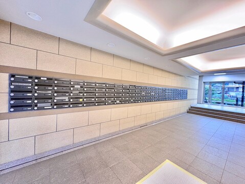 複数階からなるマンションの外観写真です