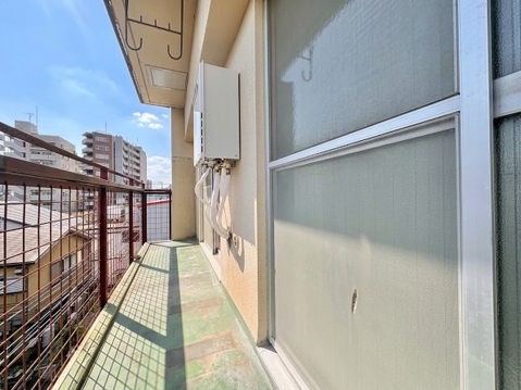 マンションのバルコニーと外壁の様子
